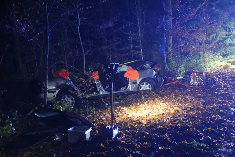 Alle JU – Auto prallt bei Unfall gegen Baum