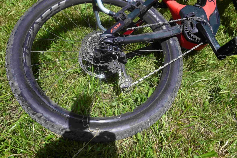 Unterwasser SG – E-Bike-Lenkerin nach Kollision mit Auto und Anhänger schwer verletzt