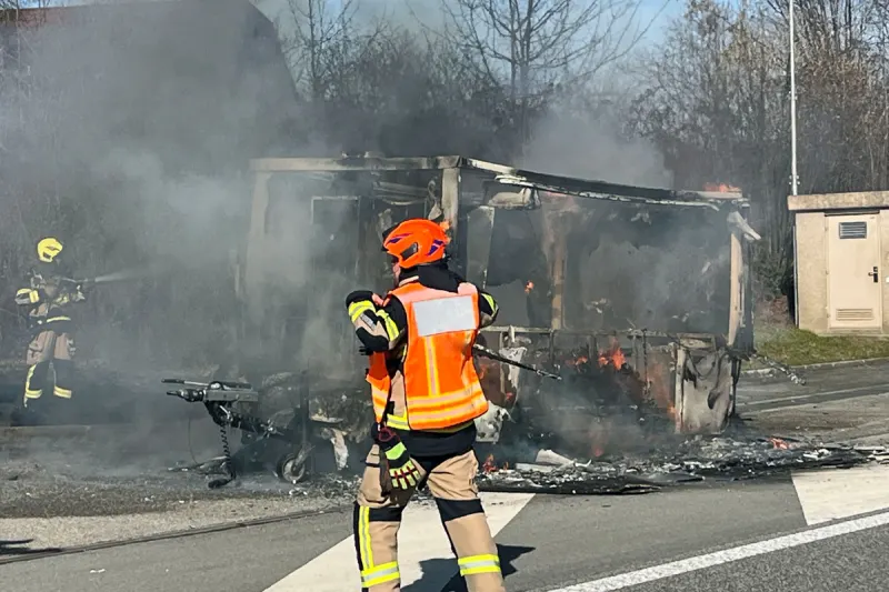 A14 Ebikon LU – Anhänger gerät bei Fahrt in Brand