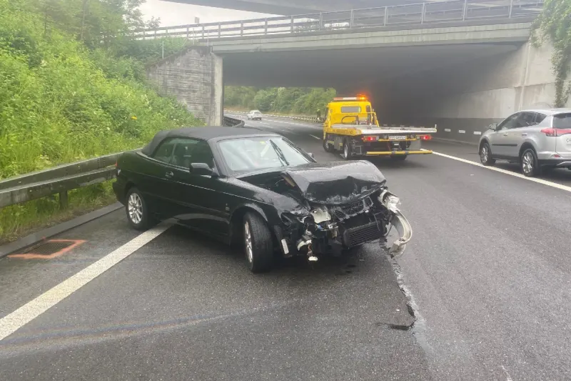 Cham ZG - Autolenkerin verliert Kontrolle über ihren Saab