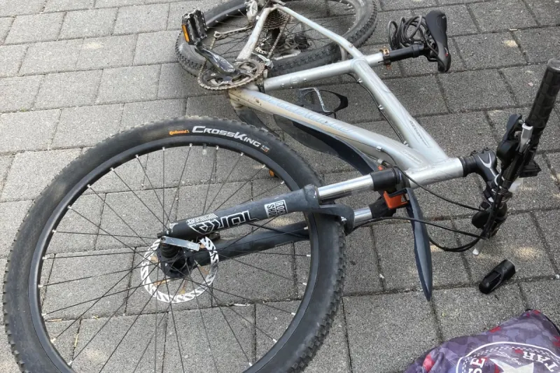 Oberurnen GL - 13-Jähriger nach Velounfall mit der Rega ins Spital geflogen