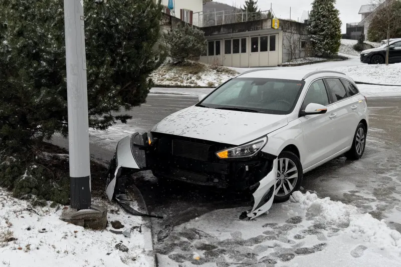 Triengen LU – Lenkerin verunfallt auf schneebedeckter Fahrbahn