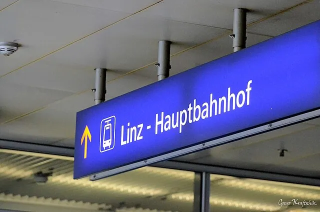 Unfall am Hauptbahnhof in Linz OÖ – Mann von Zug erfasst