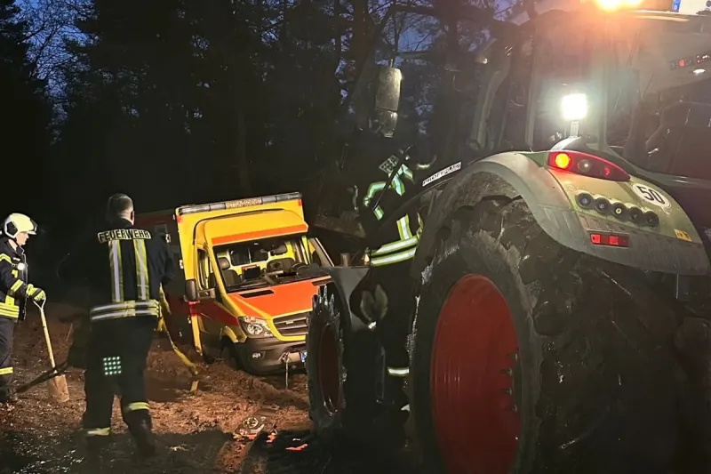 Aurich – Rettungswagen im Schlamm steckengeblieben