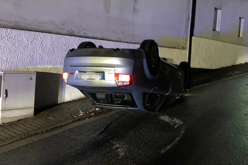 Warstein – Fahrer flüchtet nach Unfall mit Überschlag
