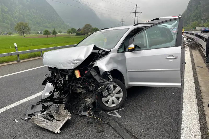 A2 Erstfeld UR – Bei Unfall in die Mittelleitplanke gekracht