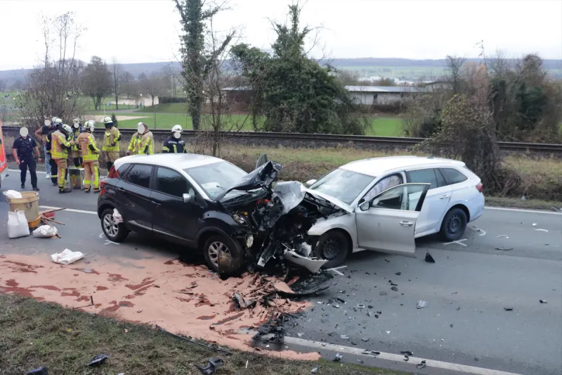 Höxter NW – Zwei Schwerverletzte nach Unfall im Gegenverkehr