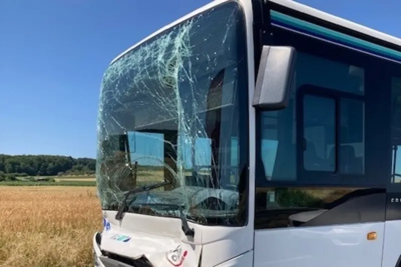 Butzbach HE - Bus auf Sattelschlepper aufgefahren