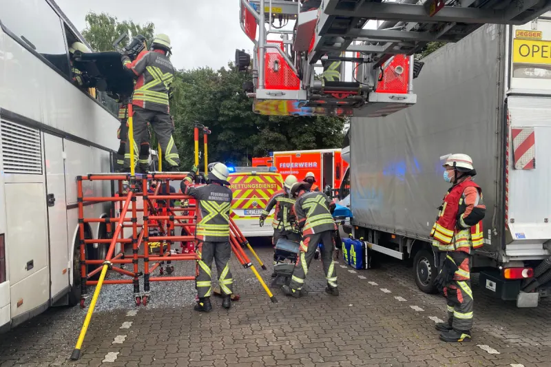 A7 Norderstedt – Personenrettung aus doppelstöckigem Reisebus