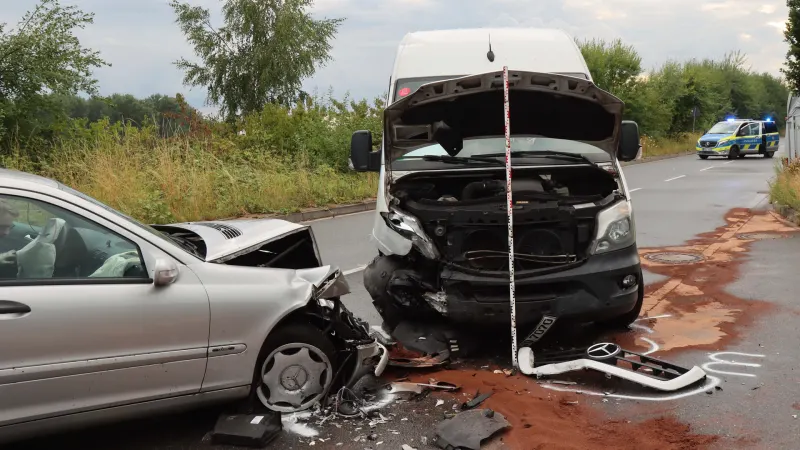 Haan NW – Zwei Schwerverletzte bei Unfall von Sprinter mit Pkw