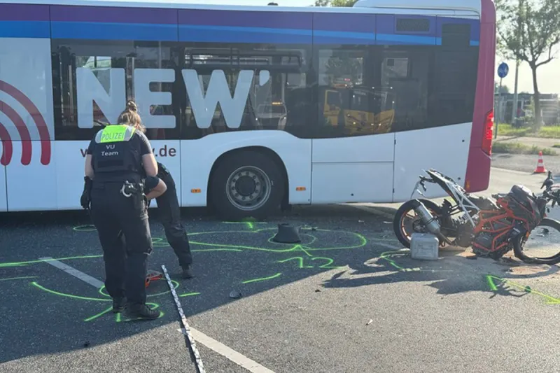 Mönchengladbach NRW: Motorradfahrer kollidiert mit Linienbus auf Gladbacher Straße
