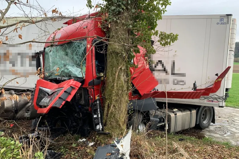 Niederbuchsiten SO  - Sattelmotorfahrzeug kommt von der Strasse ab und verunfallt!
