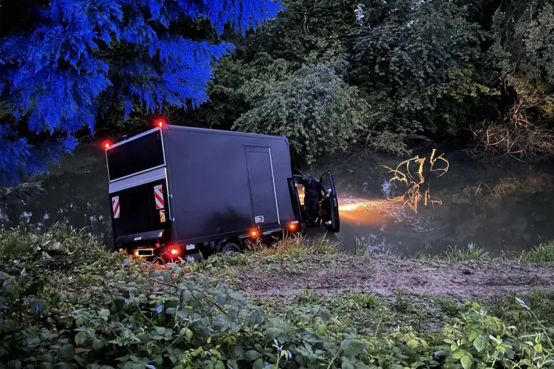 Neuburg am Rhein – Lkw stürzt in Altrhein
