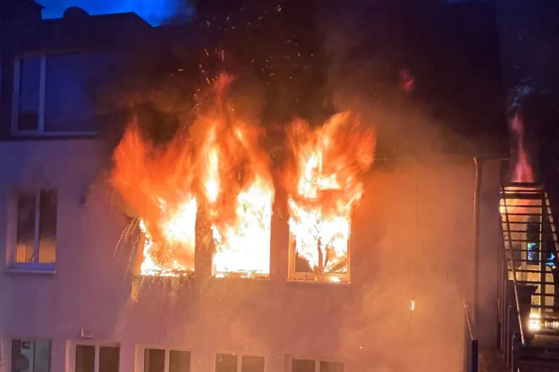 Gladbeck – Wohnungsbrand droht sich auszubreiten
