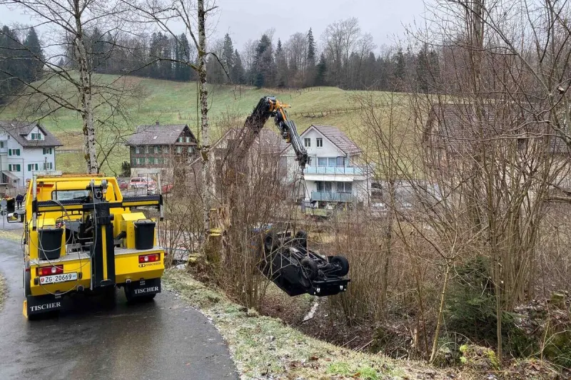 Unterägeri ZG – Auto überschlägt sich bei Unfall