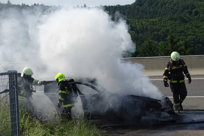 Totalschaden in Pressbaum - BMW geriet auf A1 in Brand