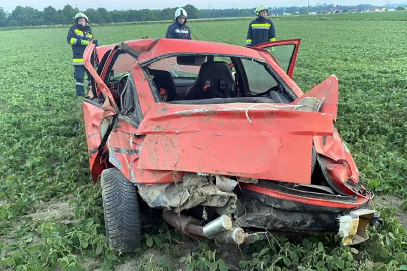 Schwerer Unfall in Haidershofen - PKW landet nach Überschlag im Feld!