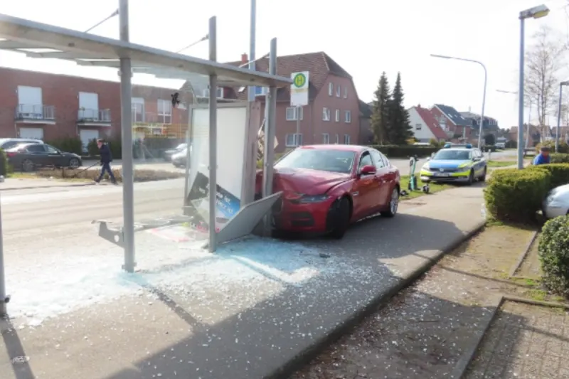 Oldenburg - 74-jähriger verliert Kontrolle beim Einparken - Jaguar landet in Bushaltestelle