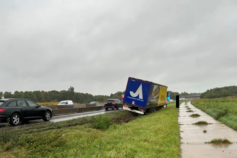 A65 Rohrbach RP – LKW fährt sich auf Autobahn fest