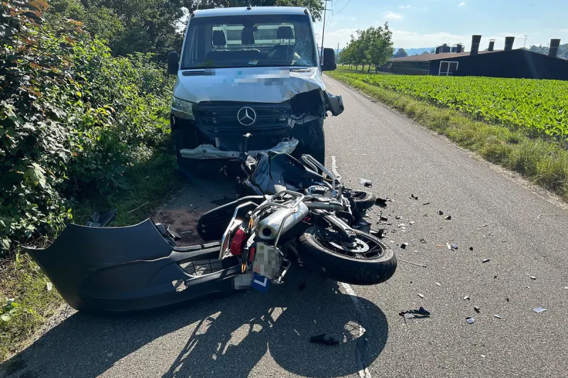 Niederwil TG - Frontalkollision zwischen Motorrad und Lieferwagen