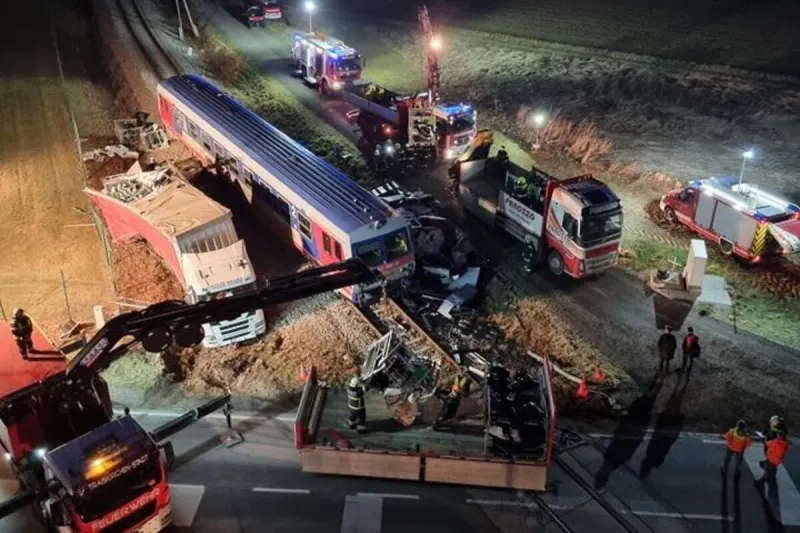 Traiskirchen - Sattelkraftfahrzeug kollidiert mit Aspangbahn