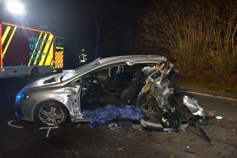 Herford – Heftiger Zusammenstoß bei Unfall – Fahrer eingeklemmt