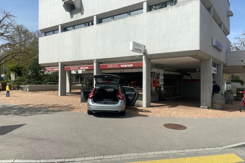 Aarau - Senior verwechselt wohl Gaspedal und prallt mit voller Wucht in Schaufenster!