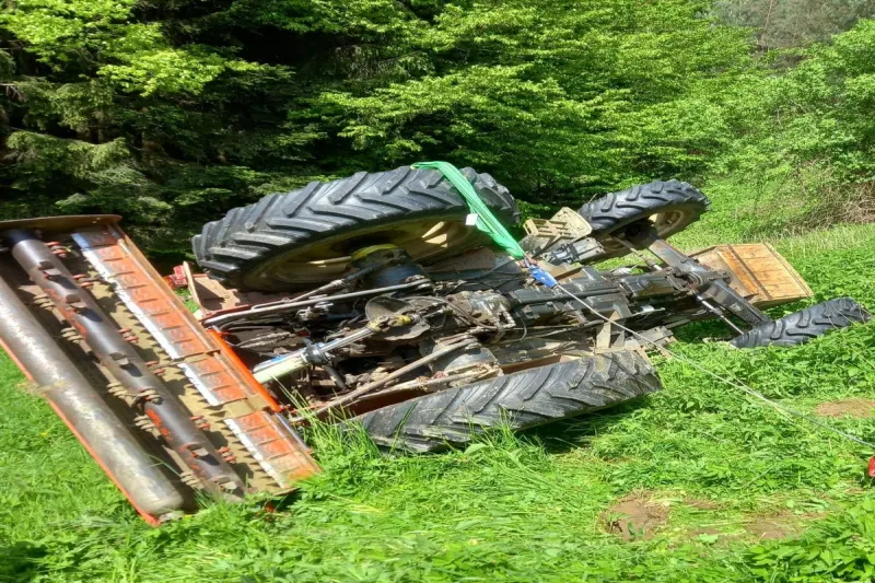Nestelbach - Traktor überschlägt sich während Schlegelarbeit 