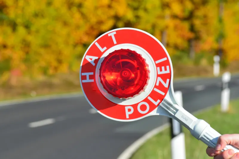 Oberhausen NW – Falsche Polizisten stoppen Wohnmobil und erbeuten Bargeld