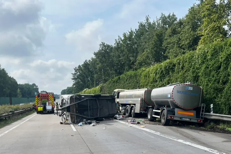 A27 Bremerhaven HB – Verletzte Person nach Unfall von Pkw-Gespann und Lkw