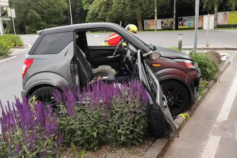 Grieskirchen - Pkw-Lenker aus Fahrzeug geschleudert