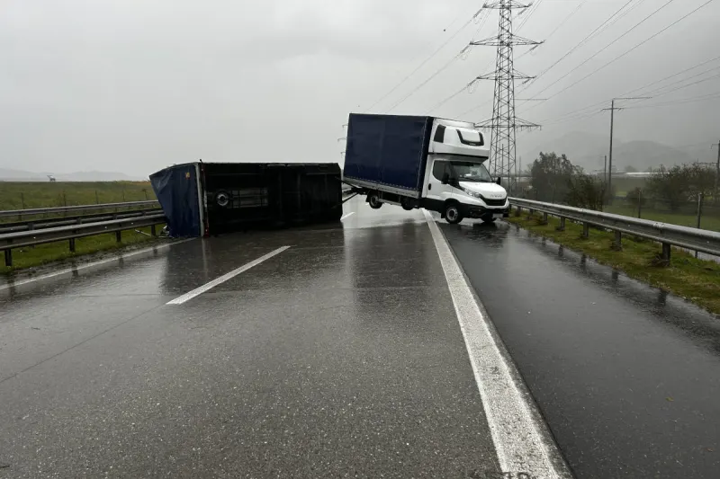 A13 Rüthi SG – Anhänger kippt durch Windböe