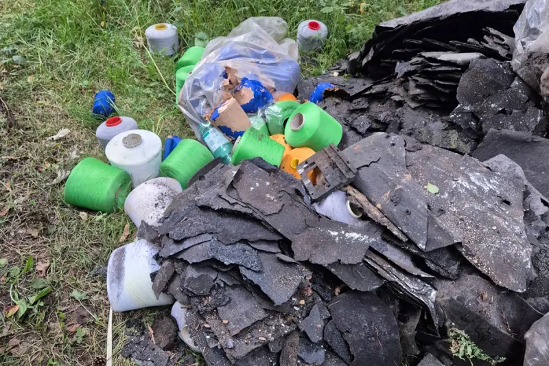 Emsbüren NI – Illegale Entsorgung von Sondermüll in Wald