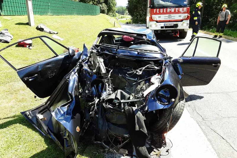 Pöls - Zehn Verletzte nach Frontalcrash zwischen Sportwagen und Kleinbus
