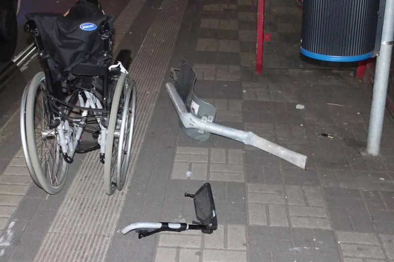 Duisburg - Rollstuhlfahrer von Verkehrszeichen getroffen und verletzt - Polizei sucht Autofahrer