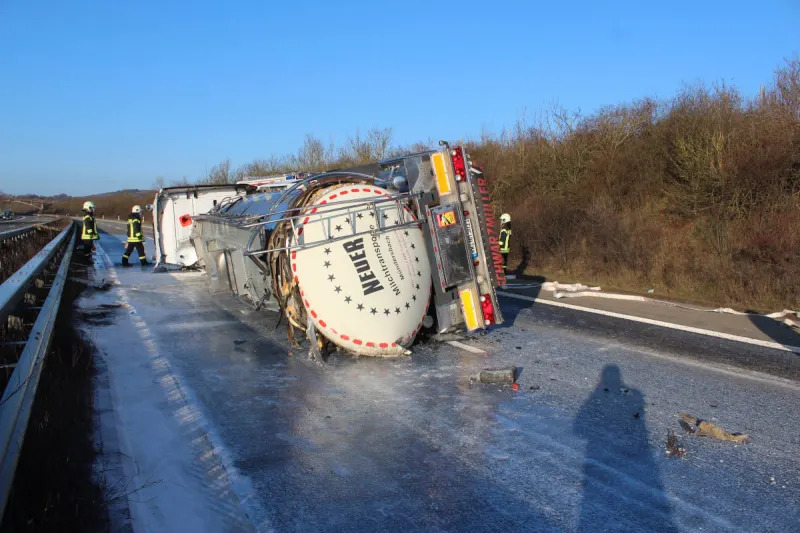 A63 Börrstadt – Umgekippter Tanklaster, Milch verteilt sich auf Autobahn