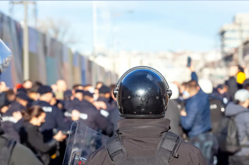 Berlin – Polizist durch Flaschenwurf bei Demo verletzt