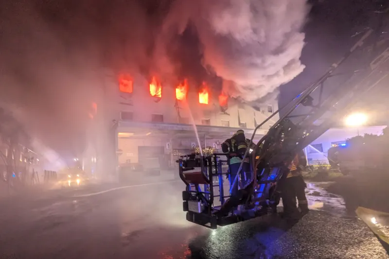 Hattersheim am Main HE – Brand von Akkus und Solarpanelen in Gewerbeobjekt