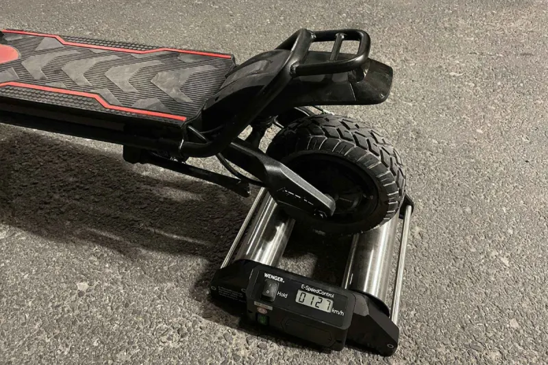 Broc FR – Getuntes E-Trottinett erreicht über 120km/h