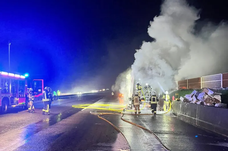 Neustadt/Wied – Lkw-Anhänger mit Paketen brennt auf der A3