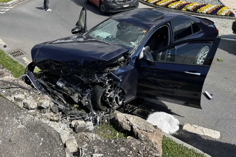 Unfall in Ibach SZ – Fahrer kollidiert nach Missachtung der Vortrittsregelung mit Stützmauer