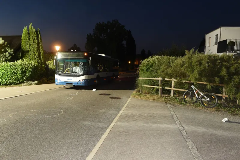 Maur ZH – Knabe nach Frontalkollision mit Linienbus verletzt