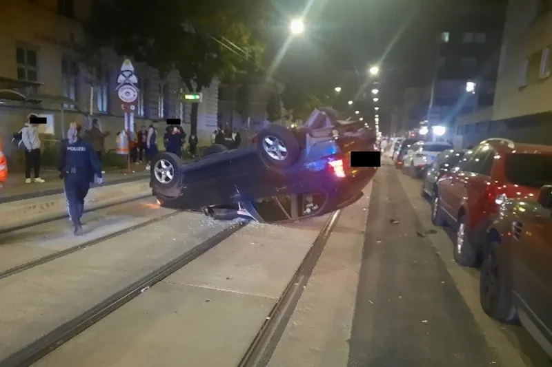 Wien – In geparkte Autos gekracht und überschlagen