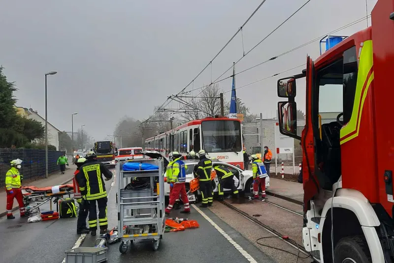 Dortmund - PKW nach Kollision mit Straßenbahn mitgeschleift
