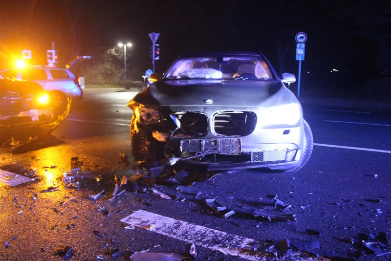 Velbert – Hoher Sachschaden nach Abbiegeunfall