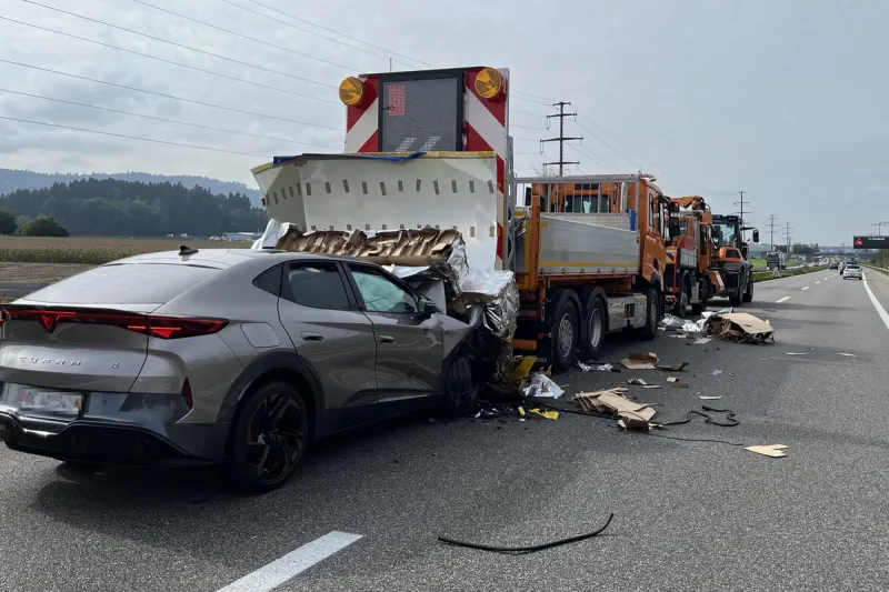 Unfall auf der A1 bei Mattstetten BE – Auto kracht in Anpralldämpfer