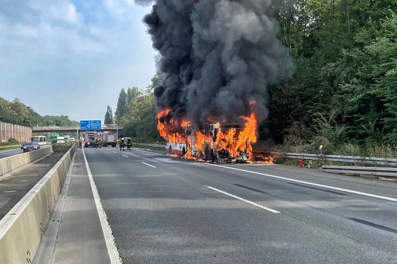 Neuss – Gelenkbus brannte auf der A46