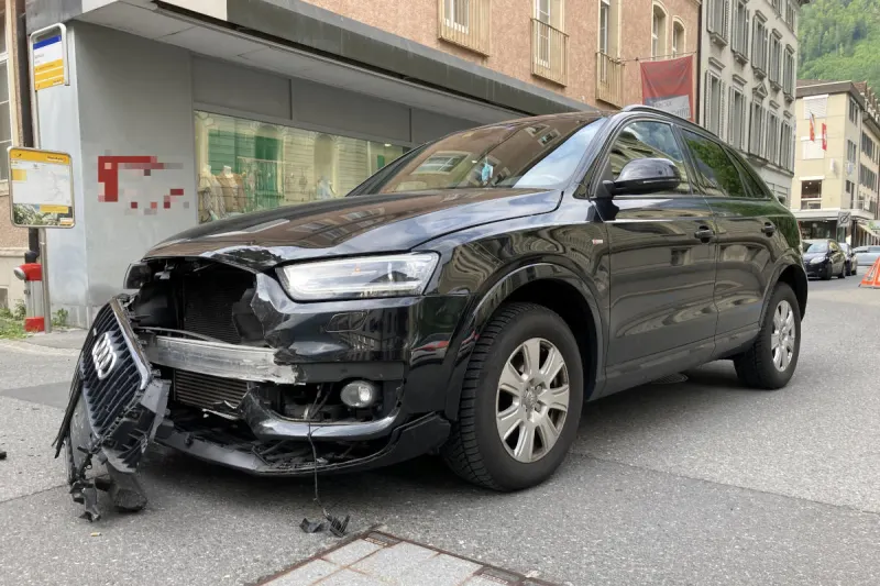 Fahrerflucht in Glarus – Erst den Vortritt genommen und dann in Hauswand gekracht
