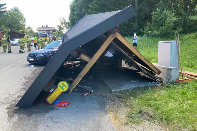 Annaberg - Mann crasht in Busstopp, verletzt Mann und flüchtet zu Fuß