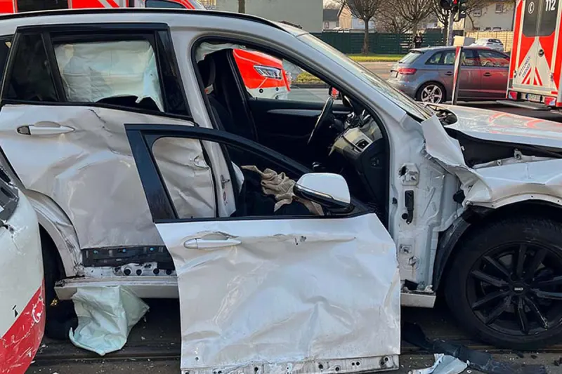 Duisburg – Vier Verletzte nach Unfall von BMW mit Straßenbahn